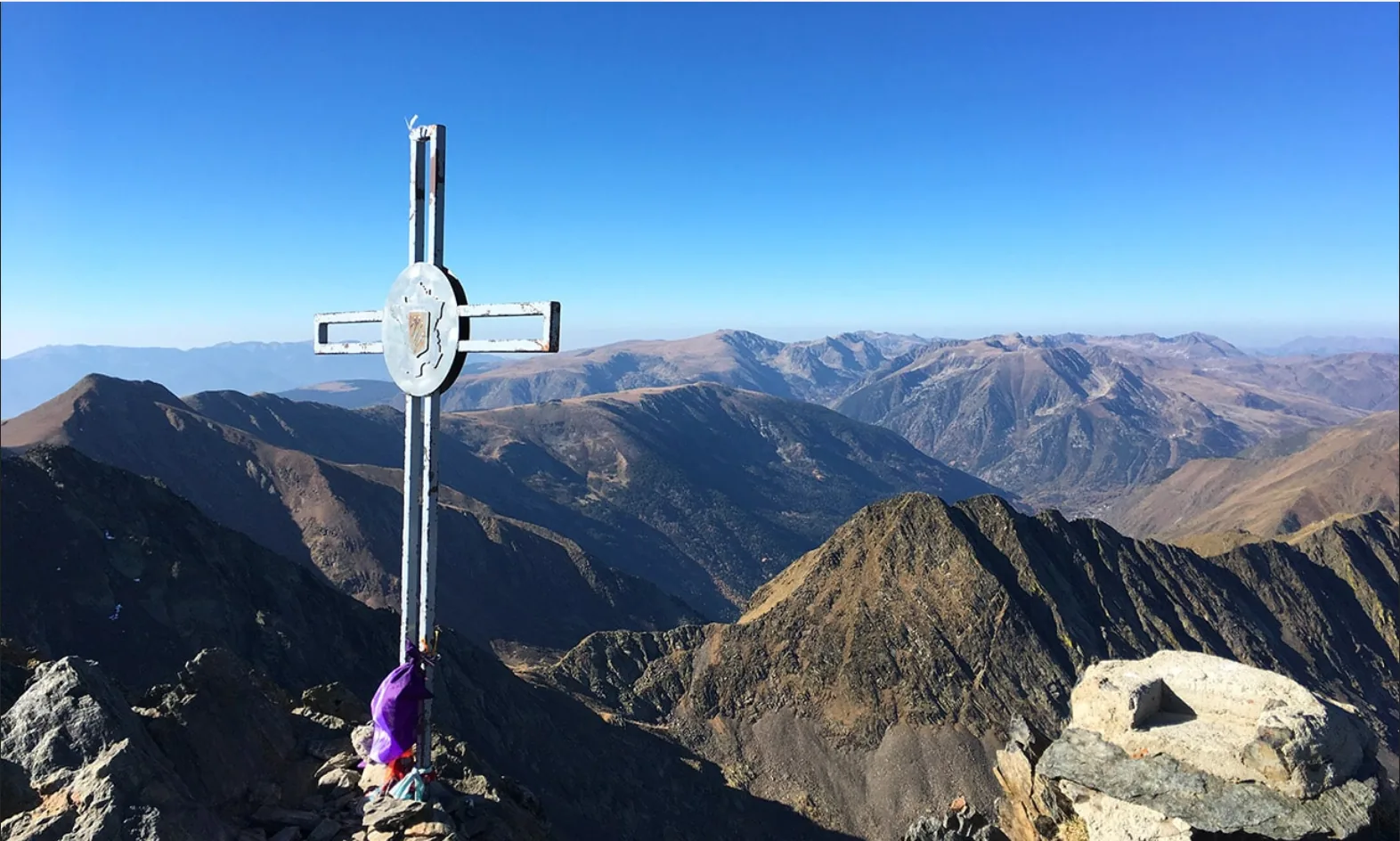 Sommet du Pic Carlit — la croix et le panorama des Pyrénées-Orientales